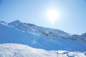 Winterausflüge Österreich, beste Winterausflüge Österreich, Winterurlaub Österreich Tipps, Rodelbahn Wildkogelbahn Bramberg, längste Rodelbahn der Welt, Nachtrodeln Österreich, Hintertuxer Gletscher Brettljausn-Gondel, Essen in der Gondel Österreich, Panorama-Dining Tirol, Wildpark Aurach Kitzbühel, Tiere beobachten Tirol, Winteraktivitäten Österreich, Familienausflüge Winter Österreich, Winterwandern mit Tieren, Skifahren Alternativen Österreich, beste Rodelbahnen Österreich, Wintererlebnisse Alpen, Urlaub in den Alpen Winter, Winterhighlights Österreich, unvergessliche Wintererlebnisse